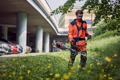 Husqvarna 535RXT fűkasza kaszálás közben
