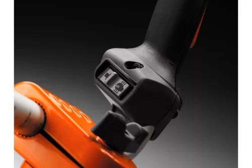 Husqvarna 555FXT fogantyú gázkarral és kapcsolókkal közelről