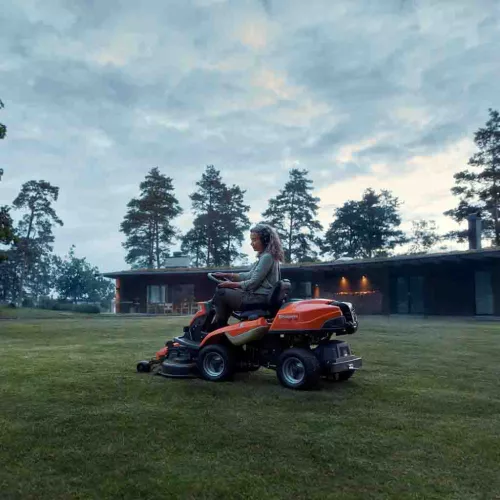 Husqvarna R 216T AWD vágóasztal nélkül
