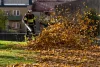 Lombfúvás Husqvarna 590BTS háti lombfúvóval parkban