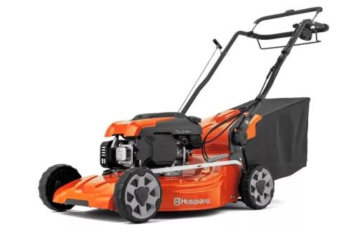 Husqvarna LC 356V fűnyíró elölről, 56 cm-es acél vágóasztallal