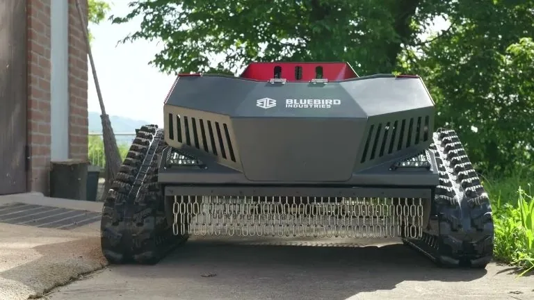 Bluebird távirányítós magasgazvágó elölről, gyári videó a műszaki részletekről