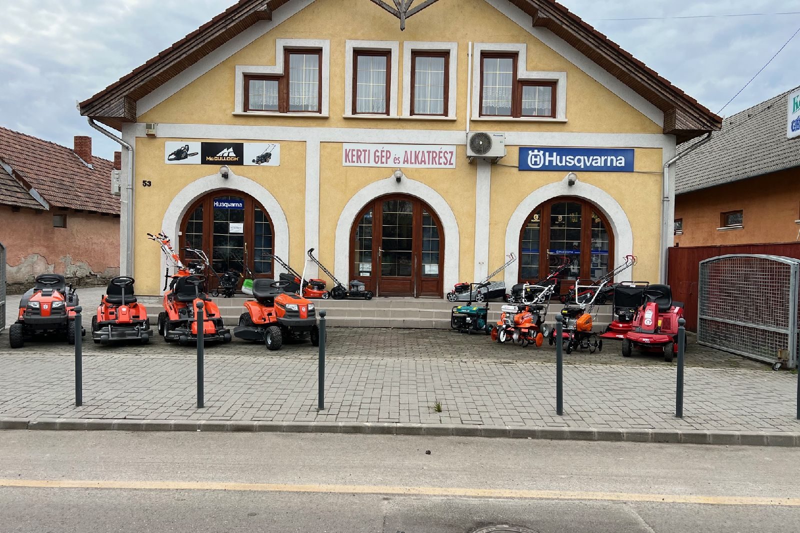 A hatvani Husqvarna szaküzlet a Horváth Mihály úton